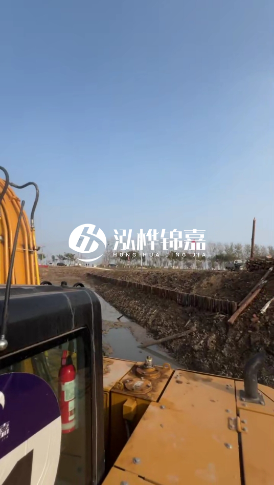三門峽挖機(jī)打木樁專業(yè)施工-松木樁打樁木價(jià)格含運(yùn)輸成本嗎？