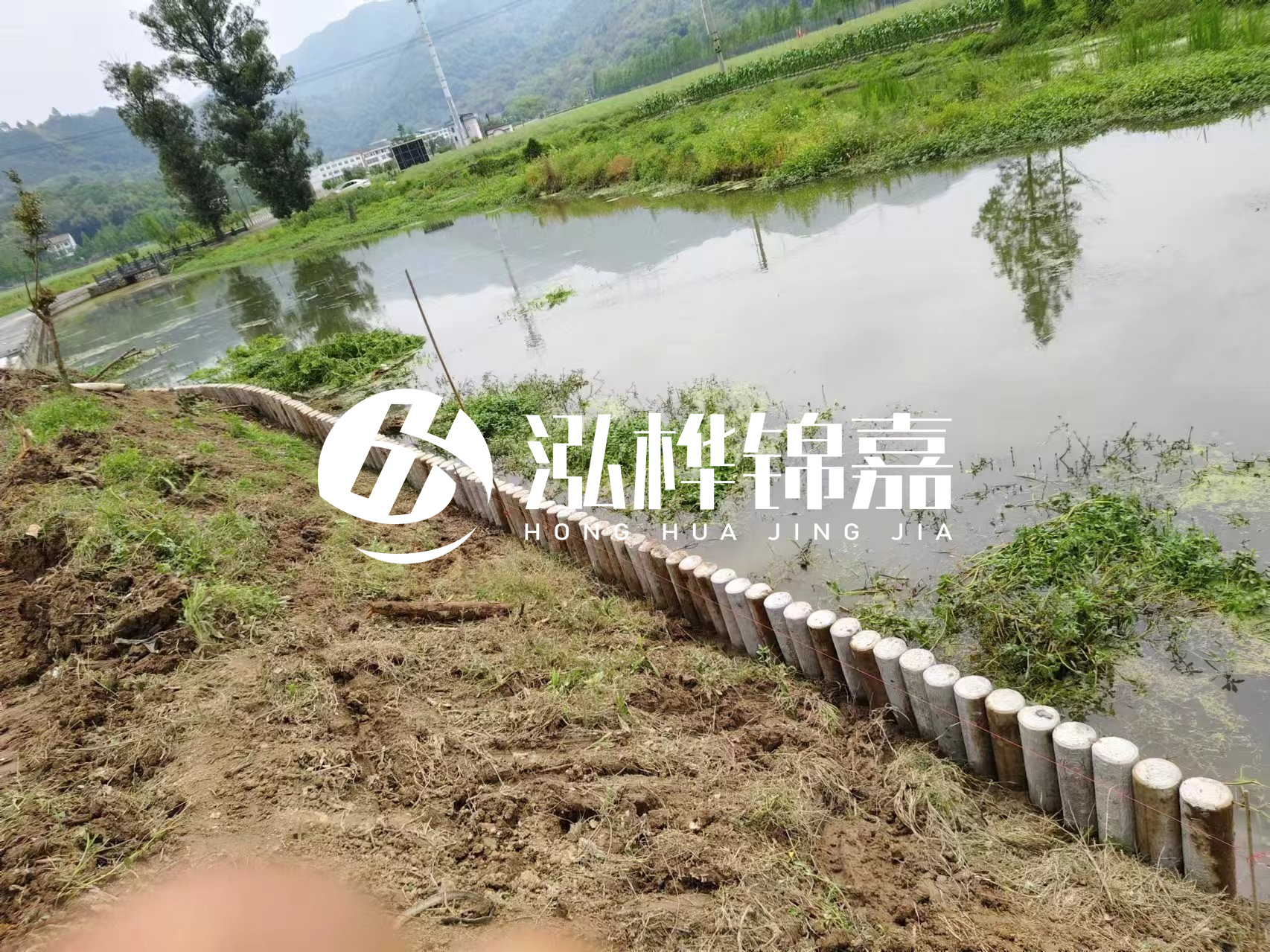 安順市挖機(jī)打木樁專業(yè)施工-河道水泥樁護(hù)坡多少錢一米？